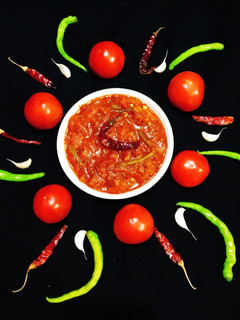 टमाटर लहसुन की चटनी (Tomato Garlic Chutney Recipe In Hindi) रेसिपी मुख्य फोटो