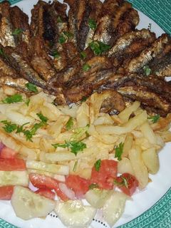 صورة لوصفة Plat varie طبق صيفي مختلط سمك؛ بطاطس مقلية ؛سلاطة طماطم بالخيار
