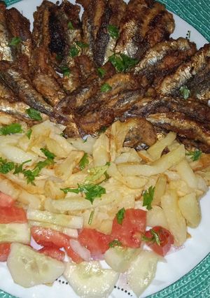 صورة لوصفة Plat varie طبق صيفي مختلط سمك؛ بطاطس مقلية ؛سلاطة طماطم بالخيار