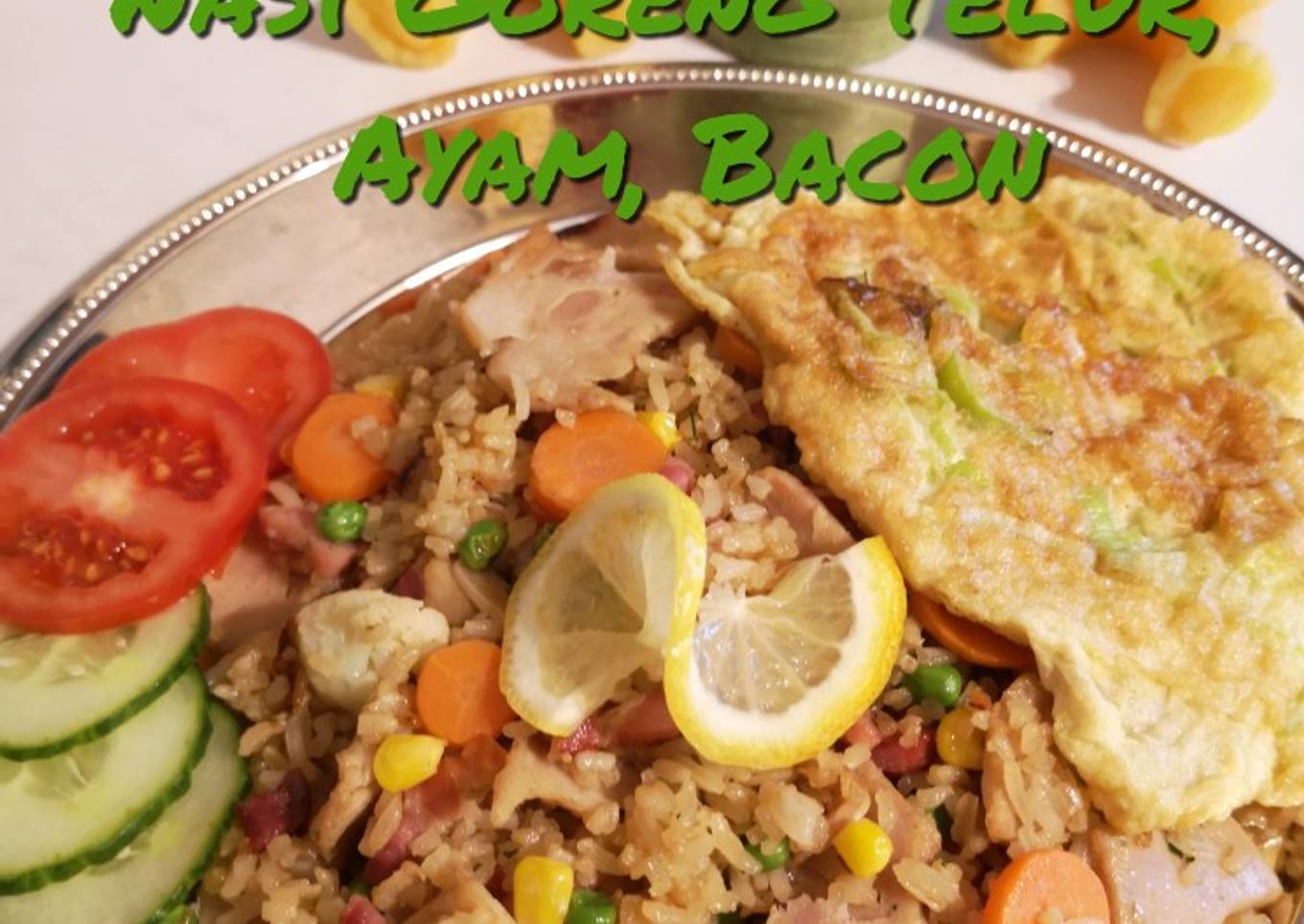 Nasi goreng telur dadar, ayam, bacon