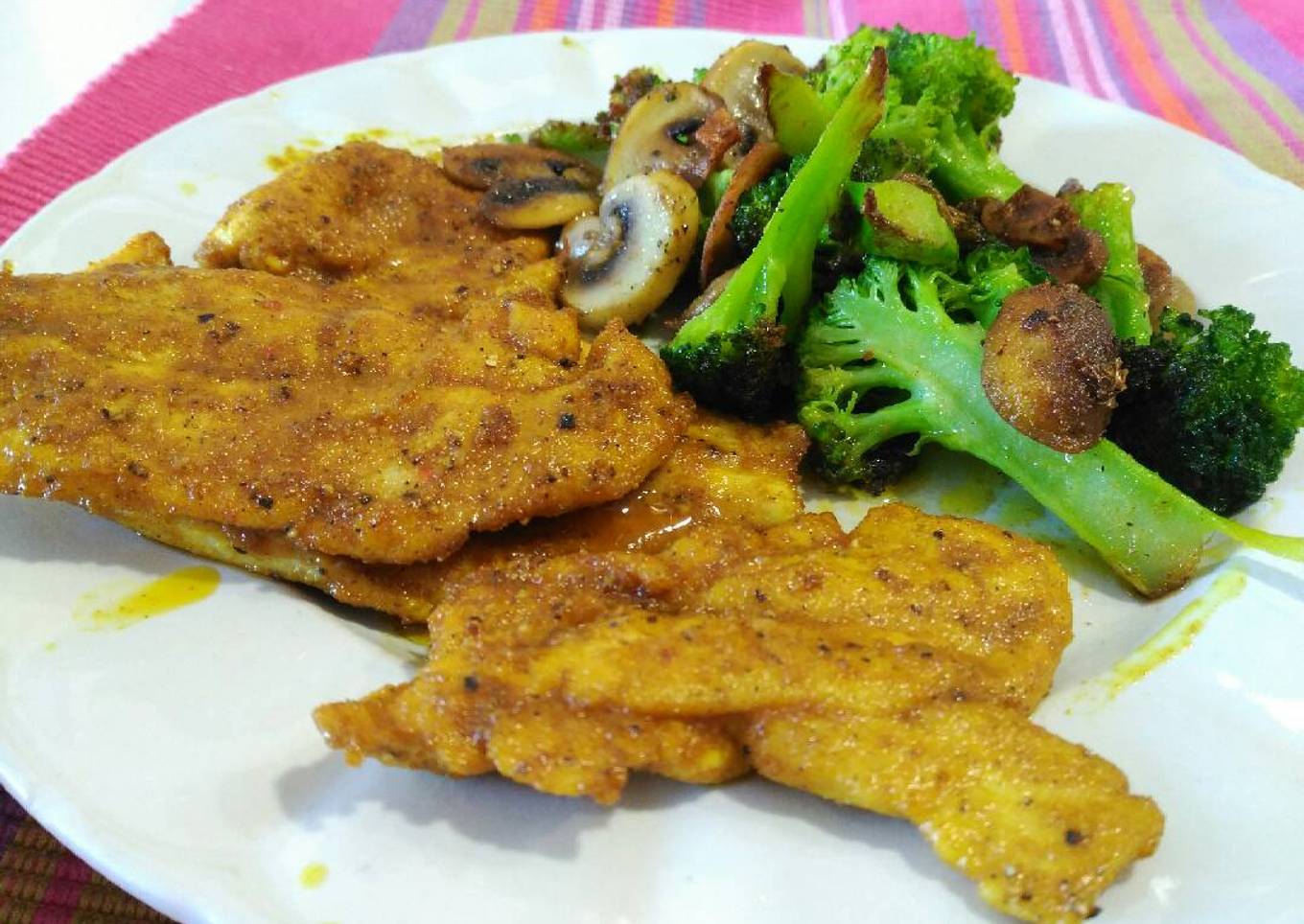 Pechuga al ras el hanout con guarnición de brócoli