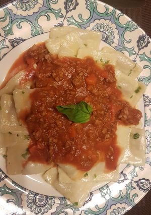 Una foto de Ravioles a la Bolognesa