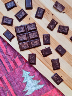 Una foto de Chocolate con cacao natural no alcalinizado 🍫 Chocolatines keto (¡re keto! 😅) 🍫 solo 2 ingredientes