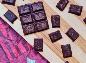 Una foto de Chocolate con cacao natural no alcalinizado 🍫 Chocolatines keto (¡re keto! 😅) 🍫 solo 2 ingredientes