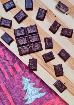 Una foto de Chocolate con cacao natural no alcalinizado 🍫 Chocolatines keto (¡re keto! 😅) 🍫 solo 2 ingredientes