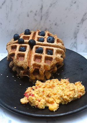 Una foto de Desayuno de sábado: huevos pericos con waffles de avena 🧇