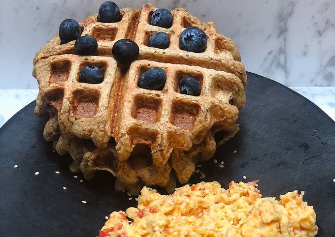 Desayuno de sábado: huevos pericos con waffles de avena ? Receta de  Catalina Bobadilla Delgado- Cookpad