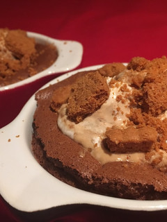 Una foto de Suflés de chocolate y helado de café
