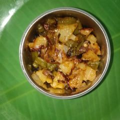 A picture of Potato and capsicum veg.