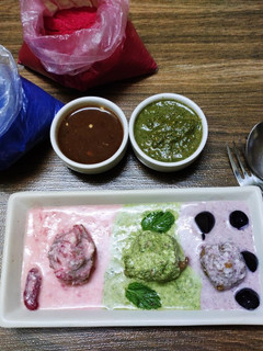 मूंग दाल दही बड़े विथ फ्लेवर्ड दही (Moong dal dahi bade with flavoured dahi recipe in hindi) रेसिपी मुख्य फोटो