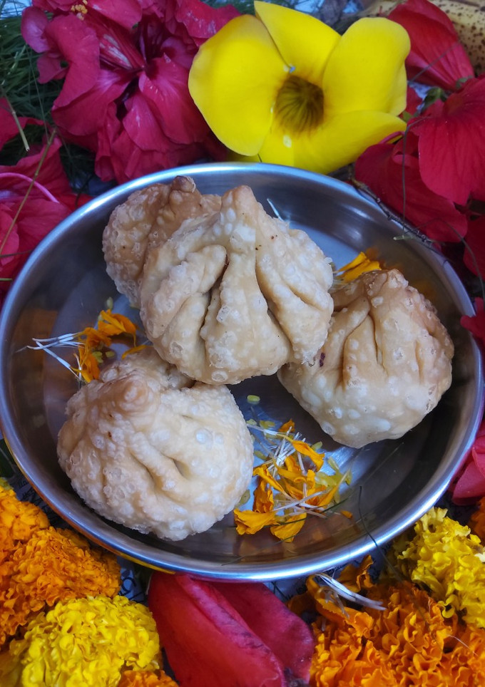 फ्राइड मोदक (fried modak recipe in Hindi) रेसिपी मुख्य फोटो