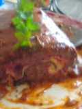 Rollo de carne con salsa de tomate