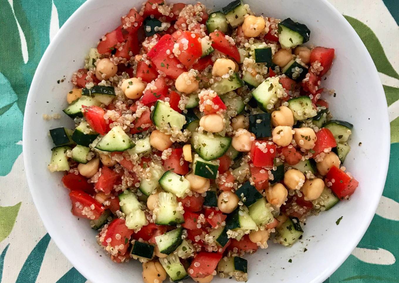 Tabulé de quinoa con garbanzos, pepino y tomate