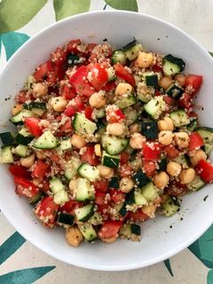 Una foto de Tabulé de quinoa con garbanzos, pepino y tomate