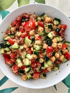 Una foto de Tabulé de quinoa con garbanzos, pepino y tomate