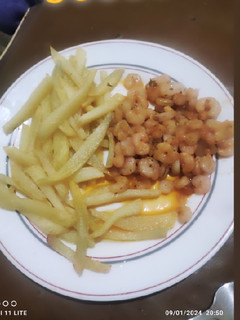 Una foto de Gambas al ajillo con papas fritas