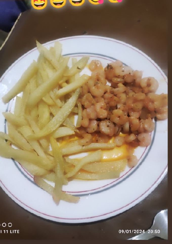 Una foto de Gambas al ajillo con papas fritas