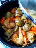 Perdiz estofada con zanahorias y alcachofas en salsa de azafrán