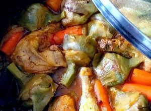 Foto principal de Perdiz estofada con zanahorias y alcachofas en salsa de azafrán