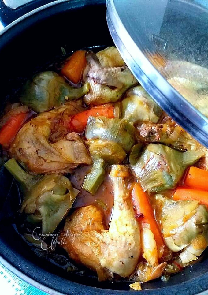 Una foto de Perdiz estofada con zanahorias y alcachofas en salsa de azafrán