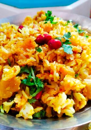 मोतीपैंजण (ऊरलेल्या पोळ्या व भाताची पोटभरी न्याहारी)(leftover recipe in marathi) रेसिपी चे मुख्य फोटो 