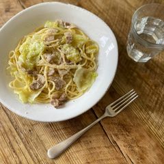 A picture of 🍝 Pork, pointed cabbage in Aglio olio e peperoncino spaghetti.