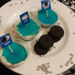 A picture of Oreo cheesecake shots.