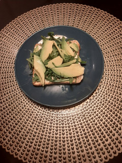 Una foto de Tostada de aguacate y rúcula