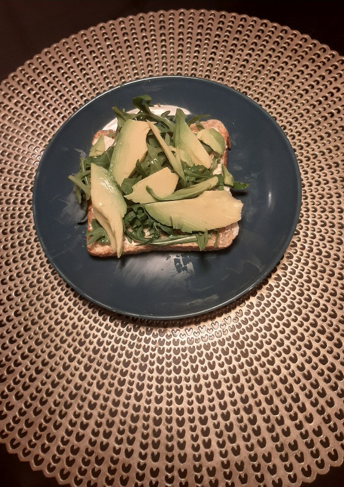 Una foto de Tostada de aguacate y rúcula