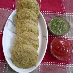 A picture of Oats spinach Idli.