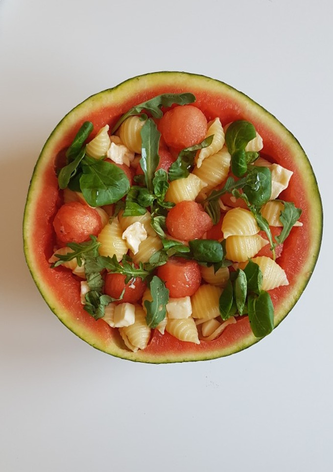 Una foto de Ensalada de pasta con sandía 🍉