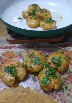 Una foto de Papas chicas o papines a la provenzal (salteados y aplastados)