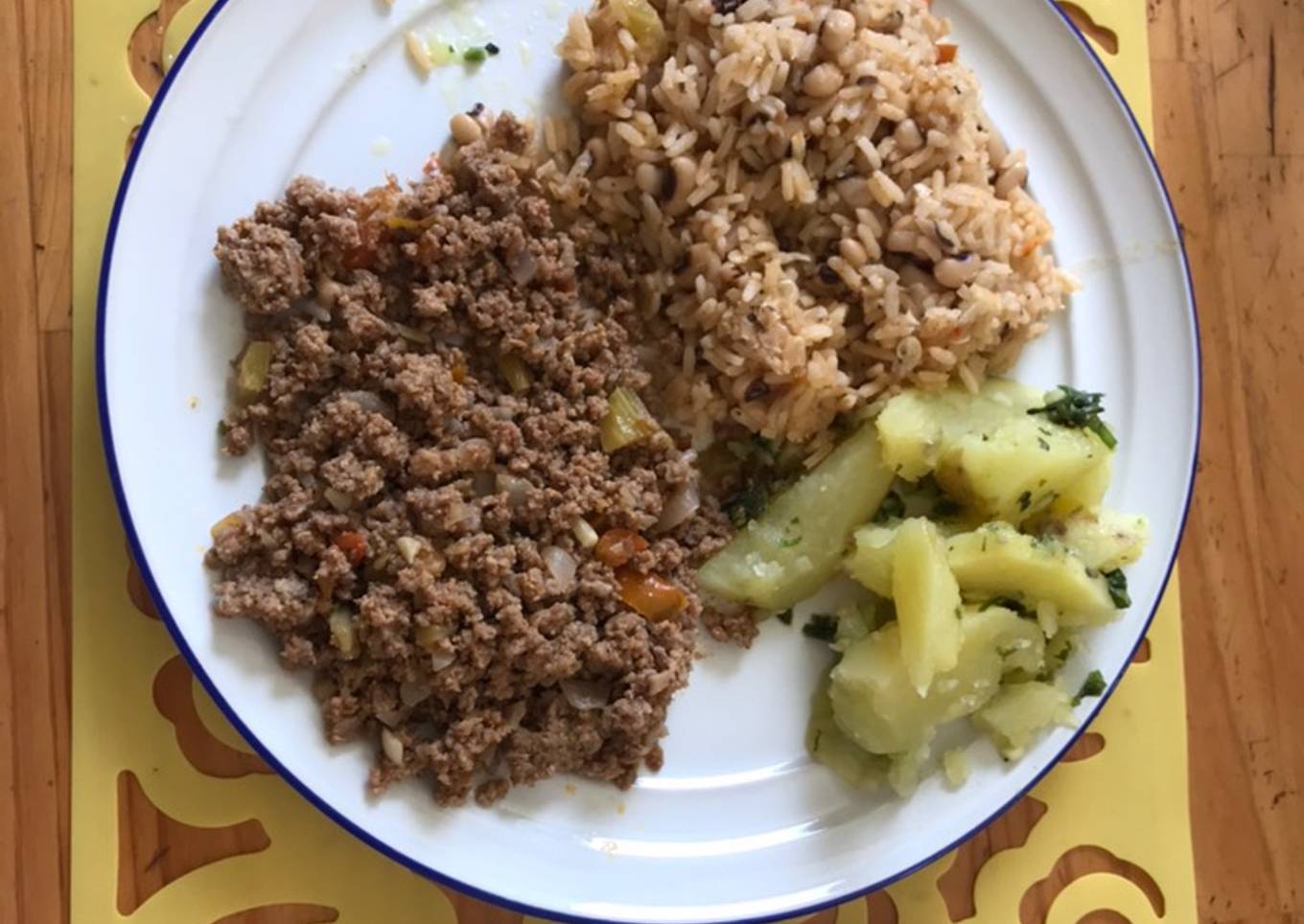 Arroz cabeza negra con carne molida guisada