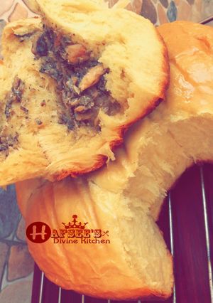 A picture of Stuffed bread rolls.