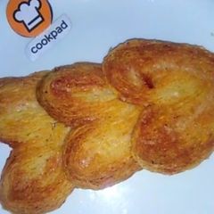 A picture of French heart cookies.
