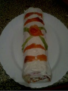 Una foto de Brazo de pan de molde relleno de cóctel de marisco