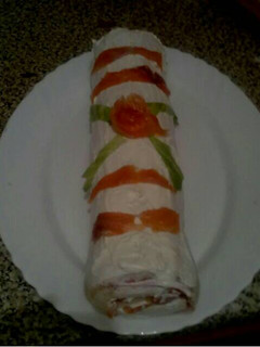Una foto de Brazo de pan de molde relleno de cóctel de marisco