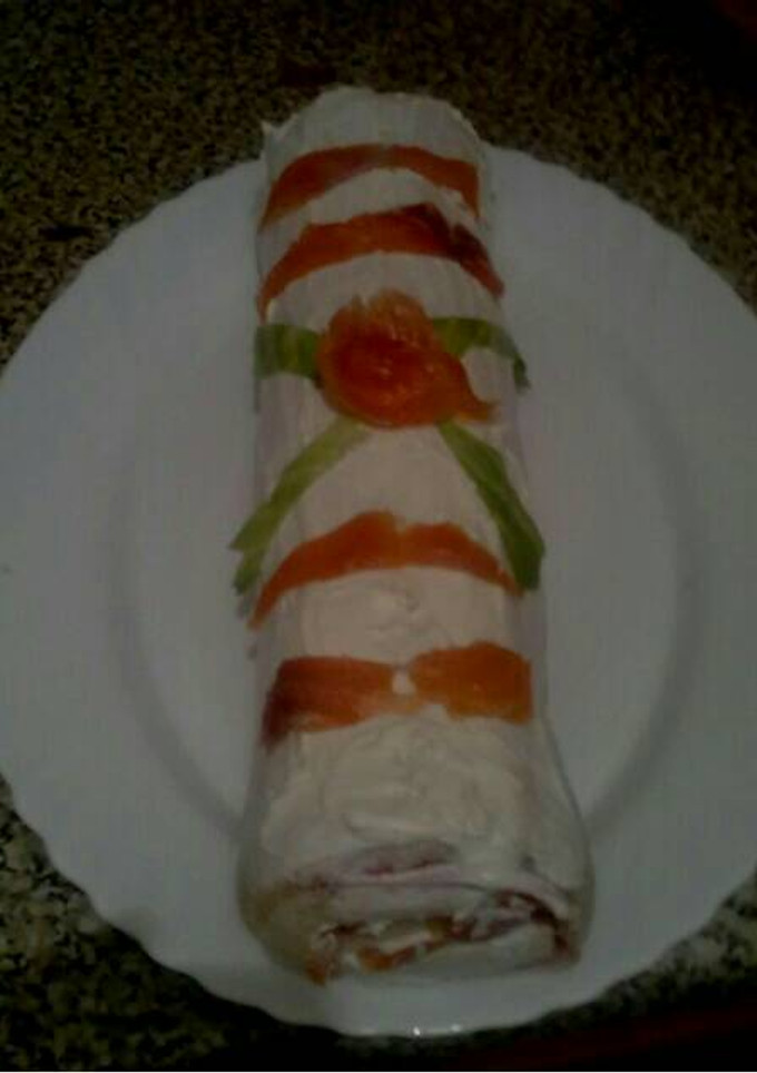 Una foto de Brazo de pan de molde relleno de cóctel de marisco