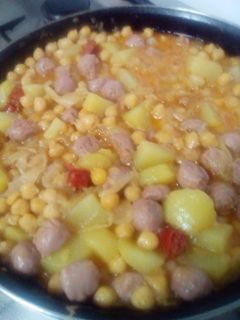 Una foto de Garbanzos con salchichas caramelizada con manzana