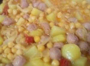 Foto principal de Garbanzos con salchichas caramelizada con manzana