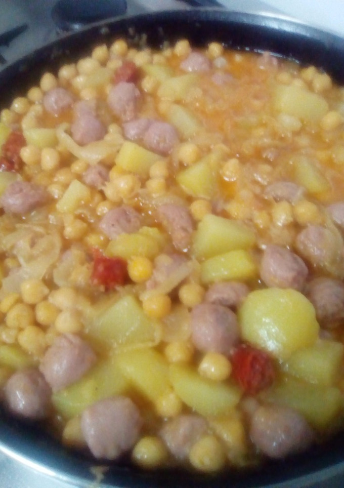 Una foto de Garbanzos con salchichas caramelizada con manzana