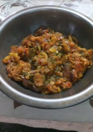 A picture of Onion tomato chutney.