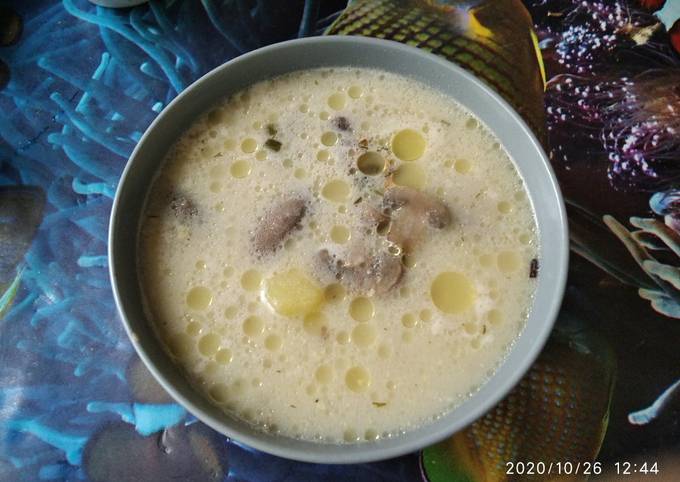 Куриный суп с домашней лапшой и грибами