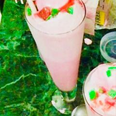A picture of Strawberry shake.