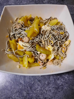 Una foto de Huevos fritos con gulas y gambas