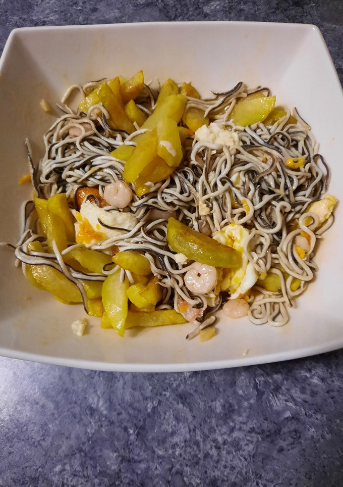 Una foto de Huevos fritos con gulas y gambas