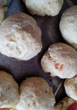 Una foto de Scones o Pancitos saborizados de queso tomate y albahaca 🍅🧀🌱
