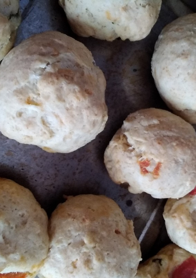 Una foto de Scones o Pancitos saborizados de queso tomate y albahaca 🍅🧀🌱