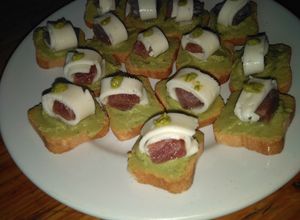 Una foto de Canapés de atún de ahijar, queso, guacamole y wasabi