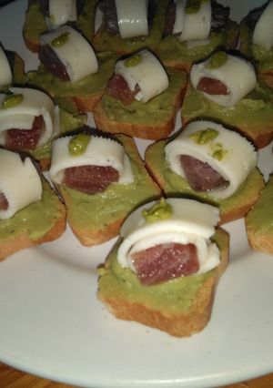Una foto de Canapés de atún de ahijar, queso, guacamole y wasabi